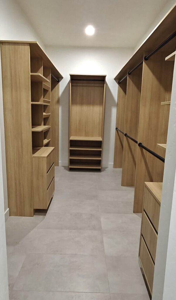 Custom modern wood walk-in closet in Tucson, AZ | Clóset vestidor de madera a medida por AlterraCraft.