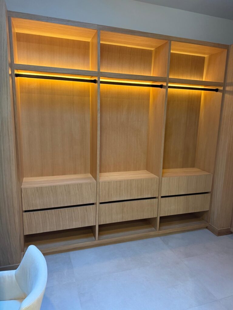 Custom wood closet with integrated LED lighting and drawers in Tucson, AZ | Clóset de madera a medida con iluminación LED y cajoneras por AlterraCraft.