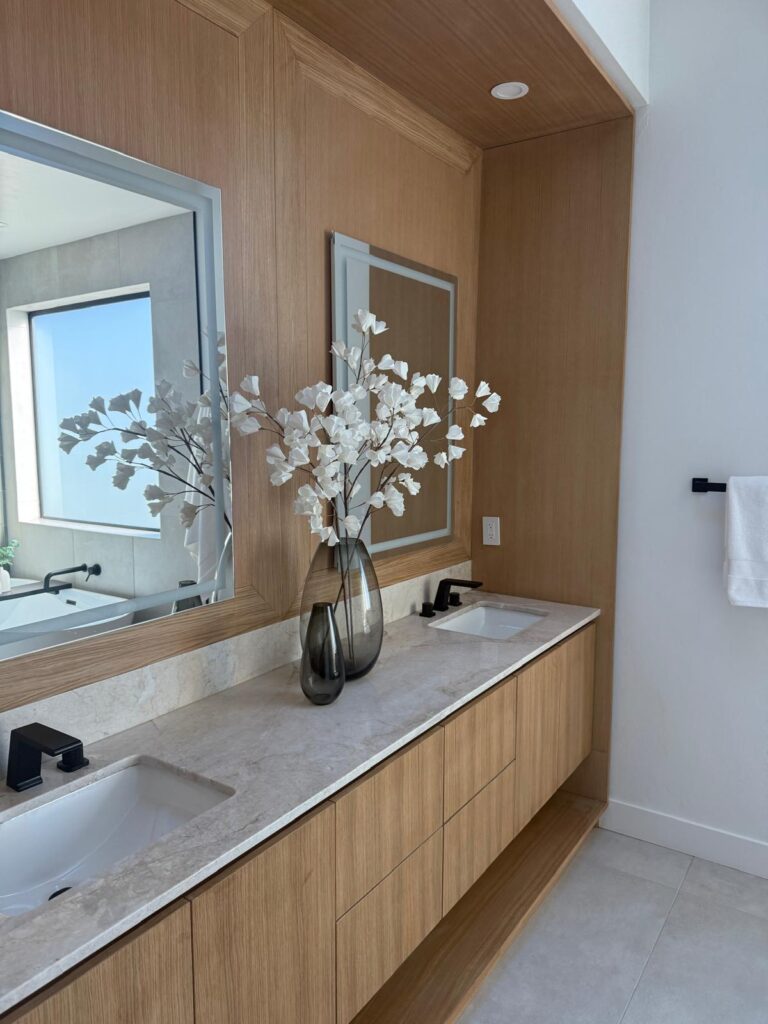 Mueble de baño principal en melamina con acabado de roble blanco, techo con paneles integrados, espejo LED sin marco y cubierta de cuarzo, a la medida en Tucson
