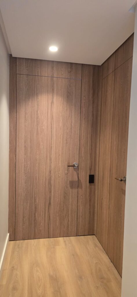 Puertas de closet en roble con panel liso y diseño minimalista, fabricadas en Tucson, AZ